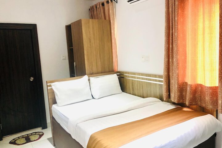 Room 4 of 11