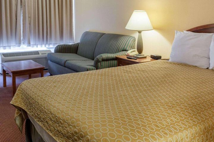 1 Queen Bed (10 of 11)