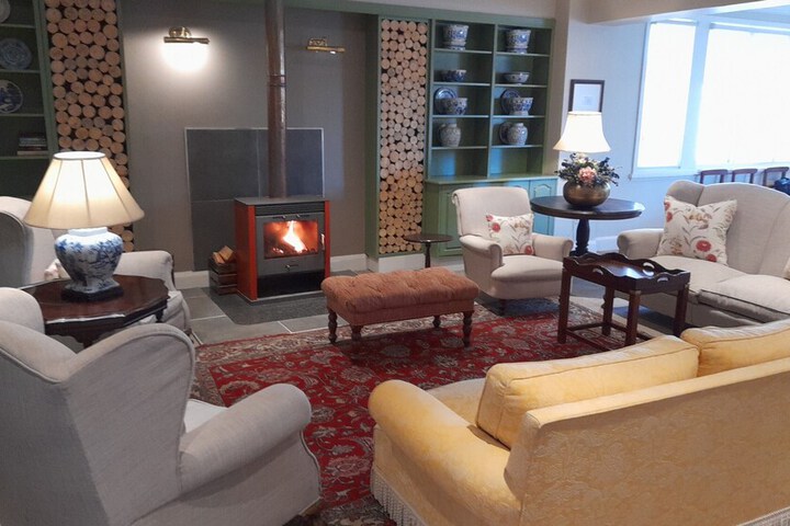 Lounge 77 of 82