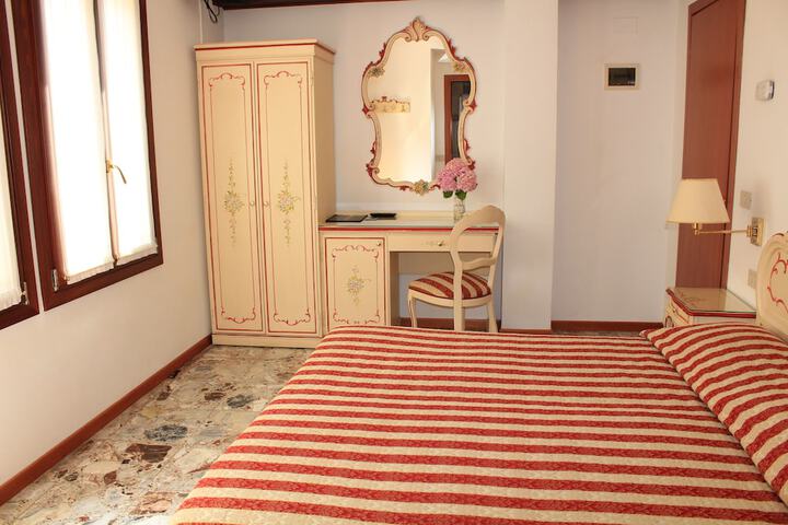 Room 7 of 25