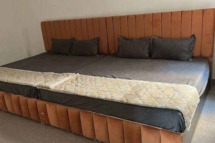Room 11 of 28