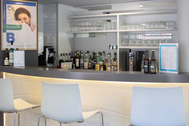 Lounge 128 of 140