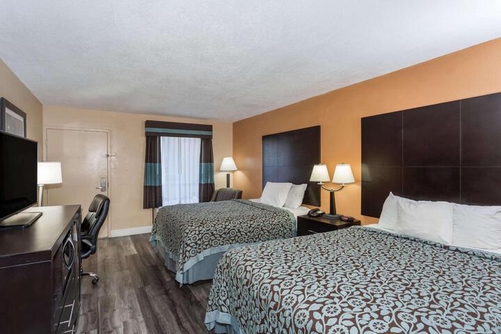 1 Queen Bed Accessible (2 of 10)