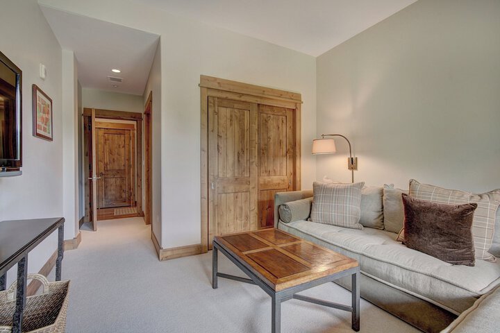 Room 200 of 493