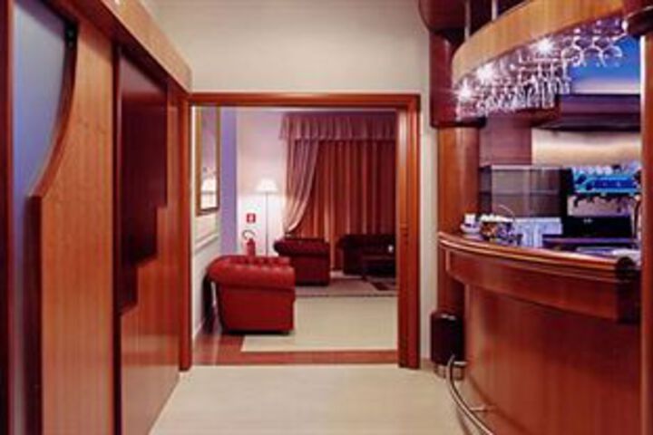 Lounge 13 of 33