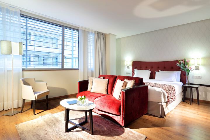 Room 6 of 28