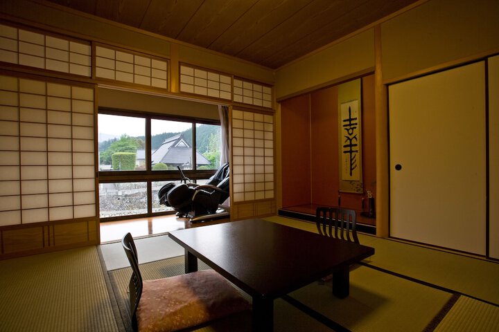 Room 8 of 90
