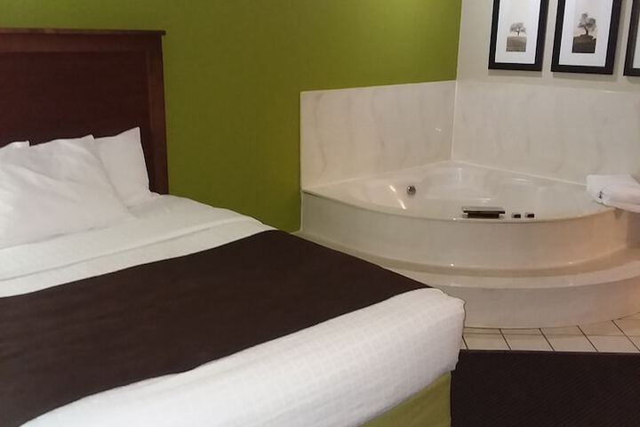 1 Queen Bed Accessible Room (7 of 15)