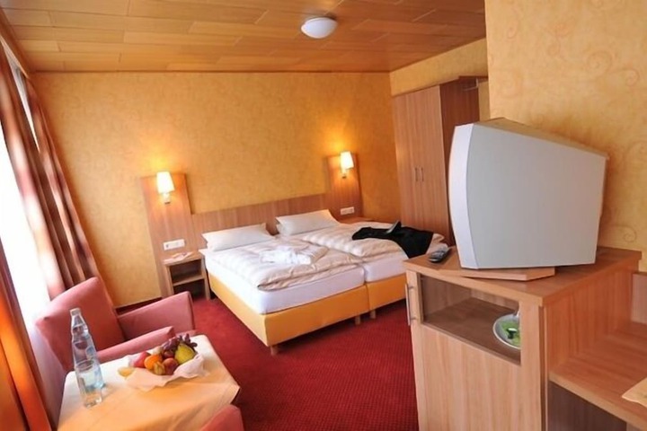 Room 4 of 31