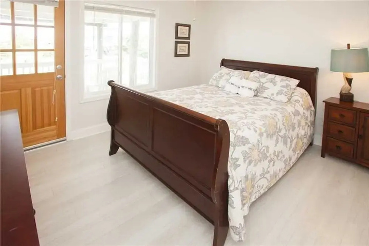 Room 5 of 18