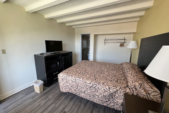 Deluxe Room 1 Queen Bed (13 of 14)