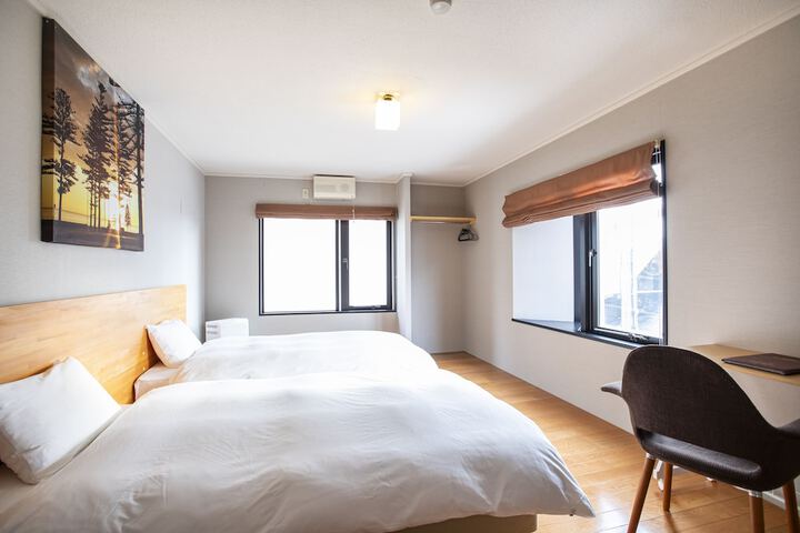 Room 4 of 12
