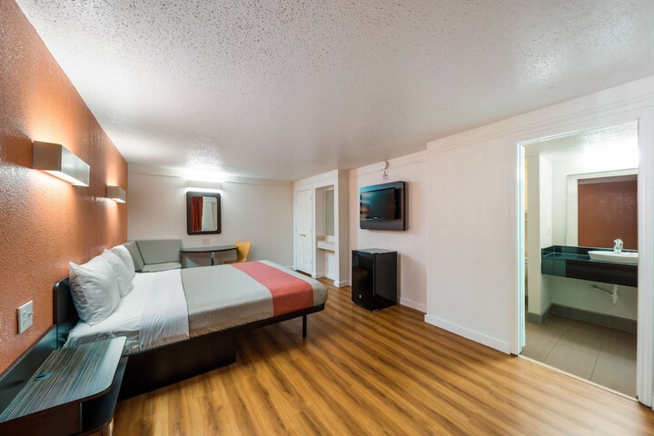 1 King Bed (1 of 11)
