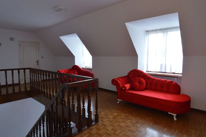 Room 10 of 18