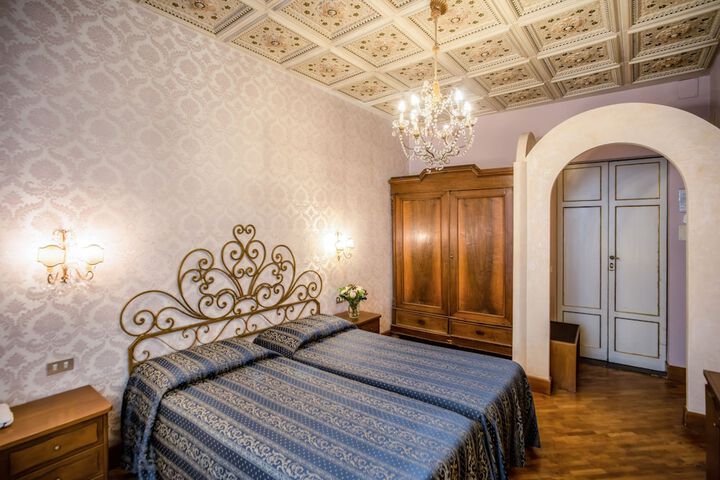 Room 33 of 62