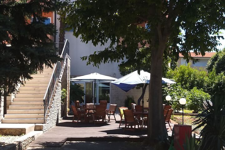 Hotel Exterior 33 of 36