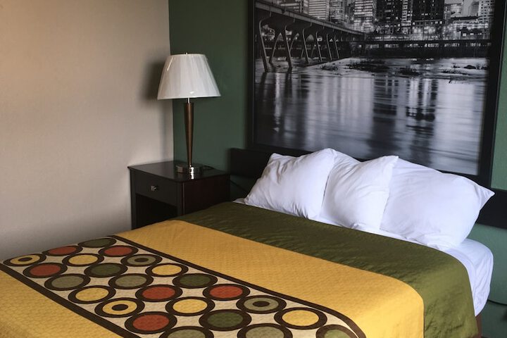1 Queen Bed (7 of 13)