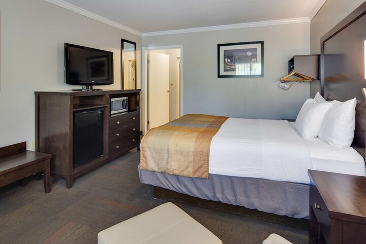 1 King Bed (6 of 11)