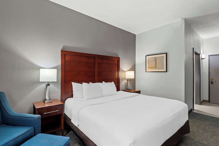1 King Bed (8 of 14)