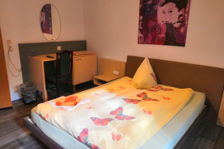 Room 4 of 41