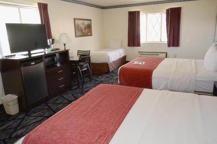 1 Queen Bed (5 of 11)