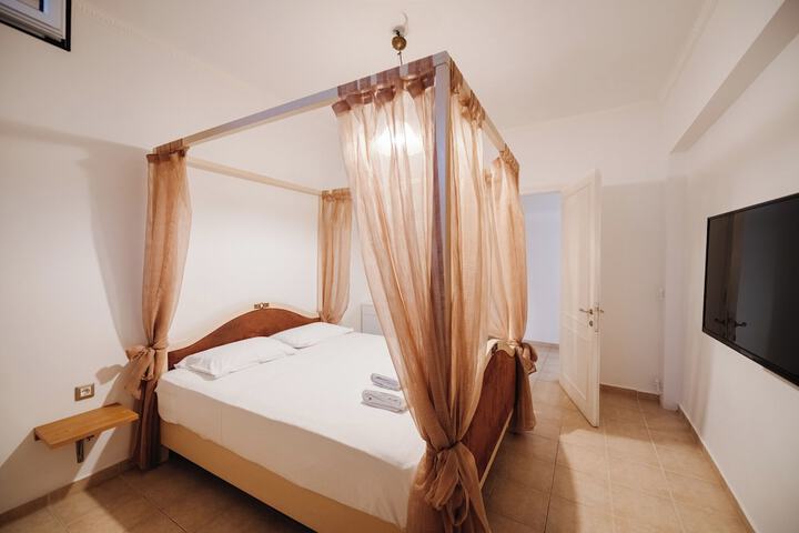Room 33 of 61
