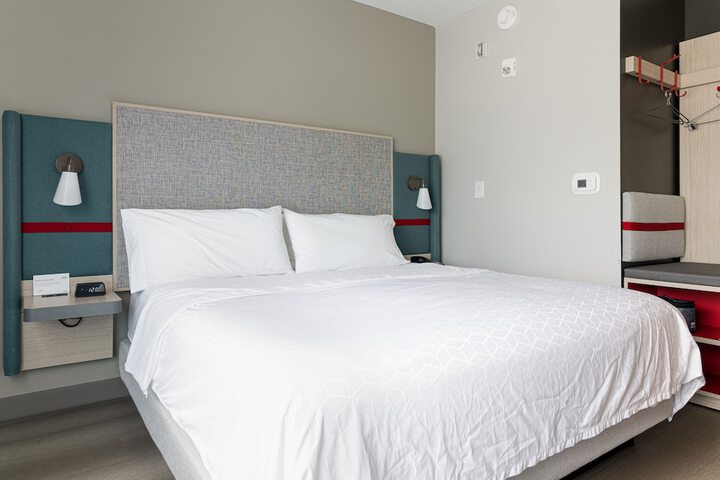 1 King Bed (6 of 15)