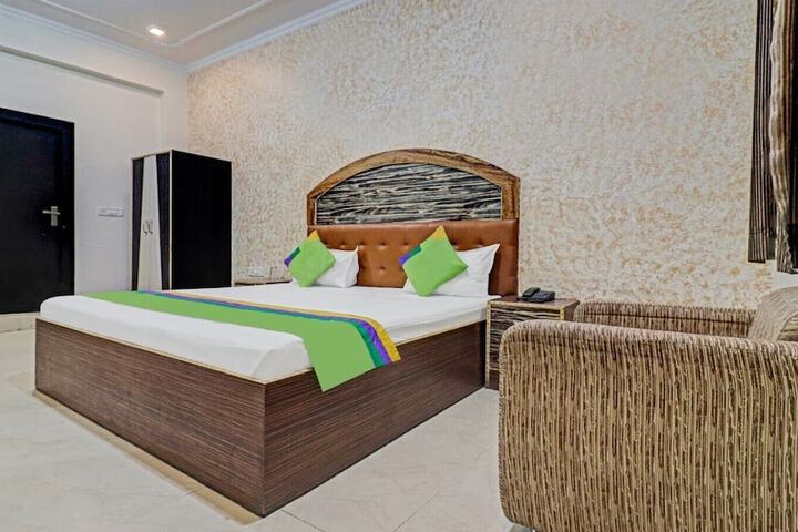 Room 6 of 10