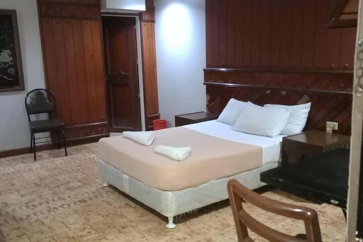 Room 9 of 14
