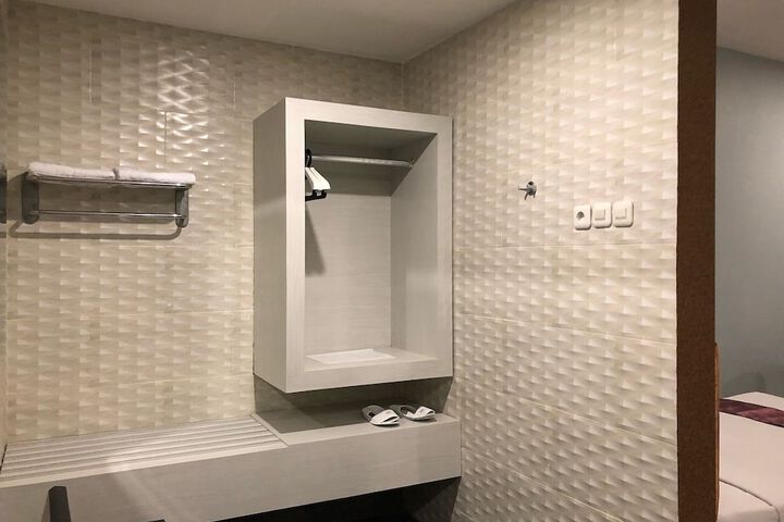 Room 21 of 32