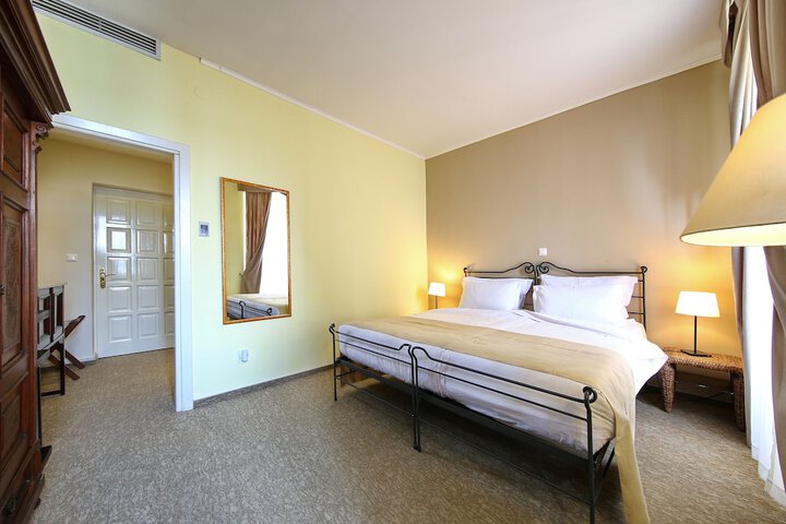 Room 13 of 102