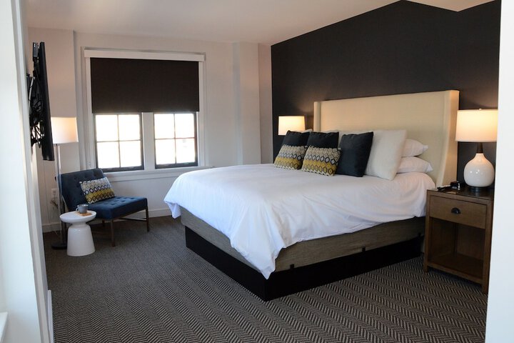 1 King Bed (13 of 17)
