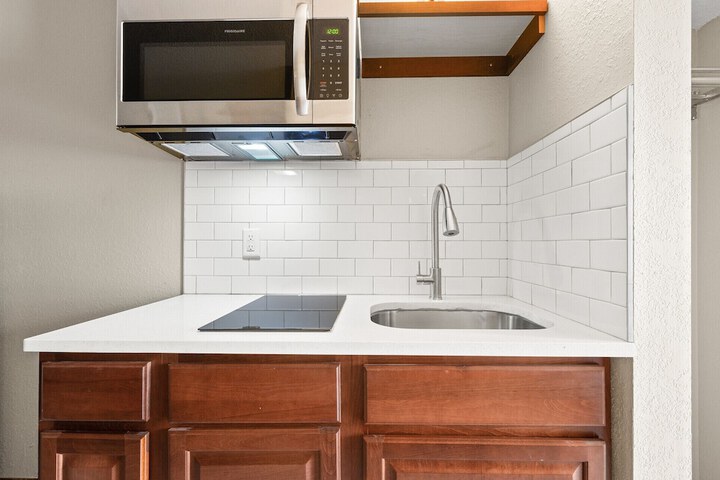 Suite Queen Bed Kitchen (14 of 22)