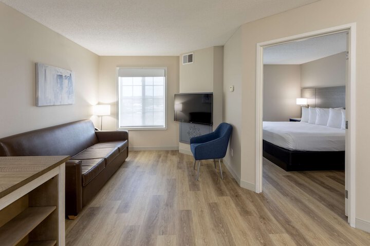 Suite Queen Size Bed (1 of 10)