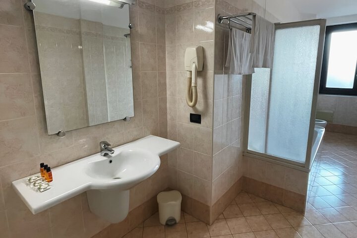 Room 25 of 29