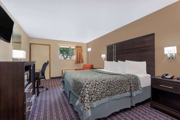 1 King Bed (12 of 17)
