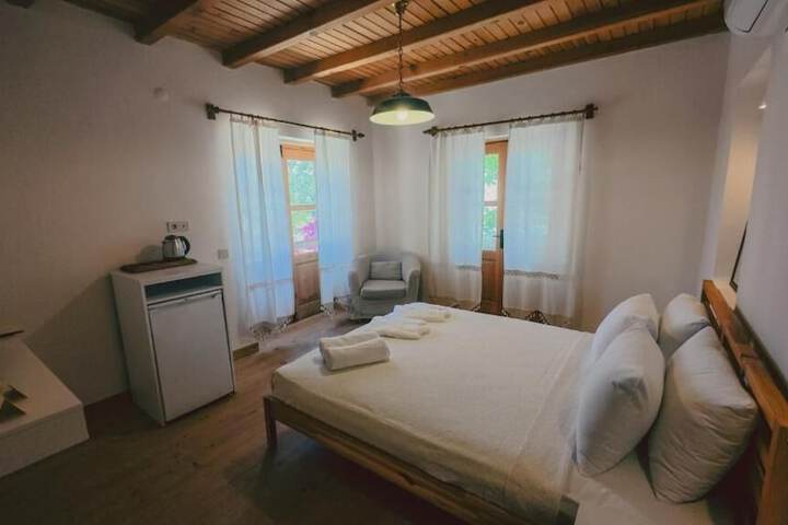 Room 2 of 10