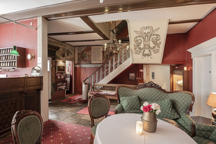 Entrance & Lobby