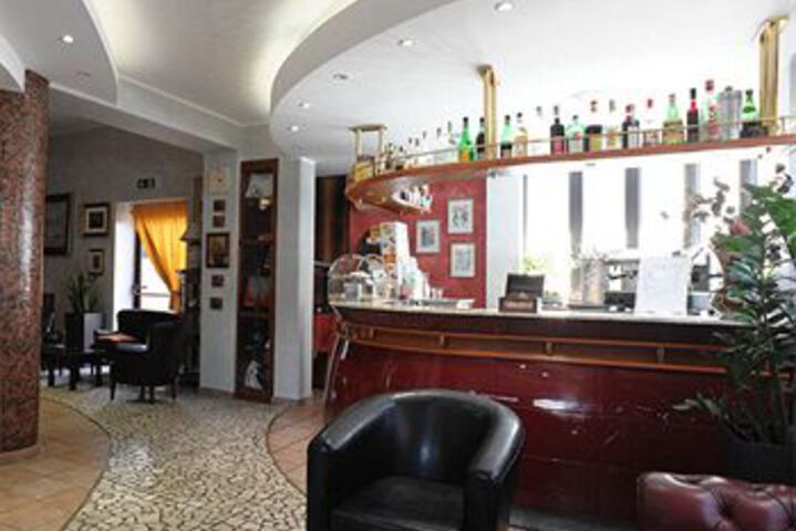 Lounge 9 of 25