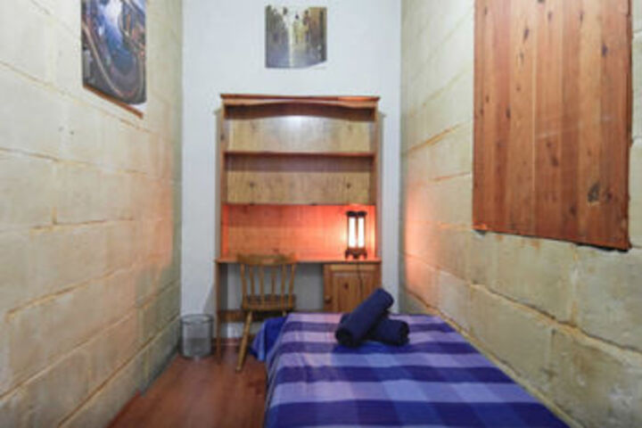 Room 19 of 38