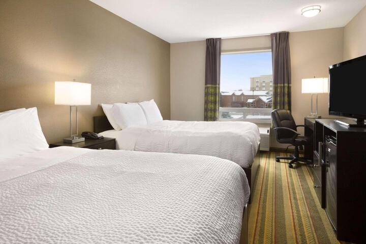 2 Queen Beds (1 of 5)