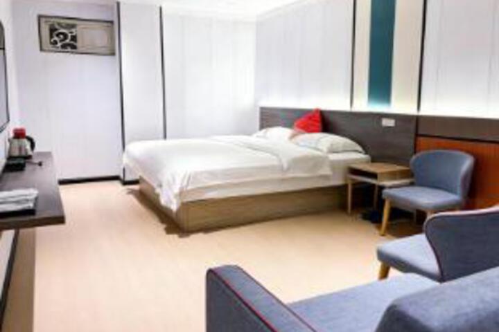 Room 4 of 6