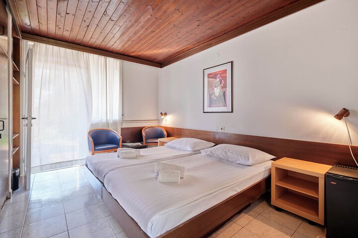 Room 6 of 32