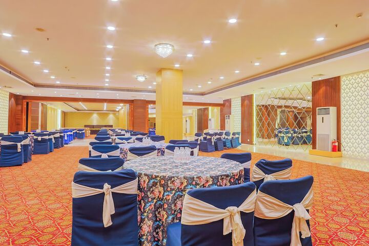 Ballroom/Hall 71 of 80