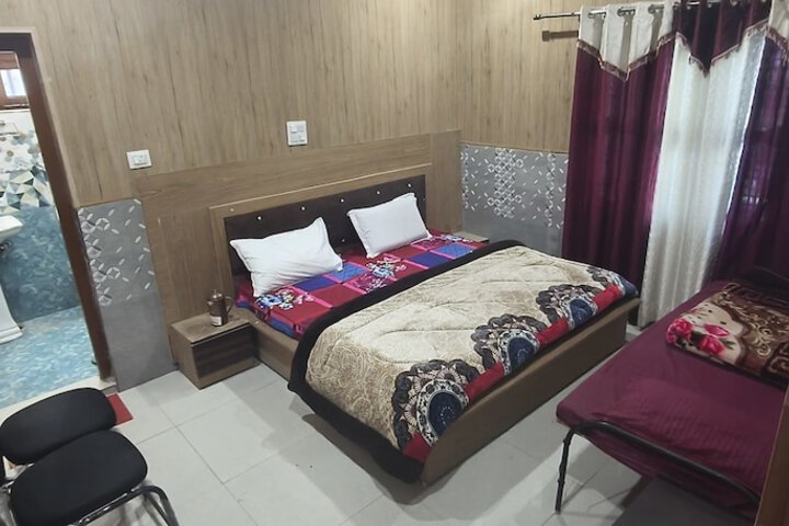 Room 6 of 13