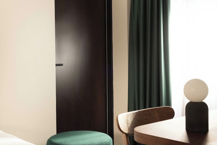 Room 33 of 80