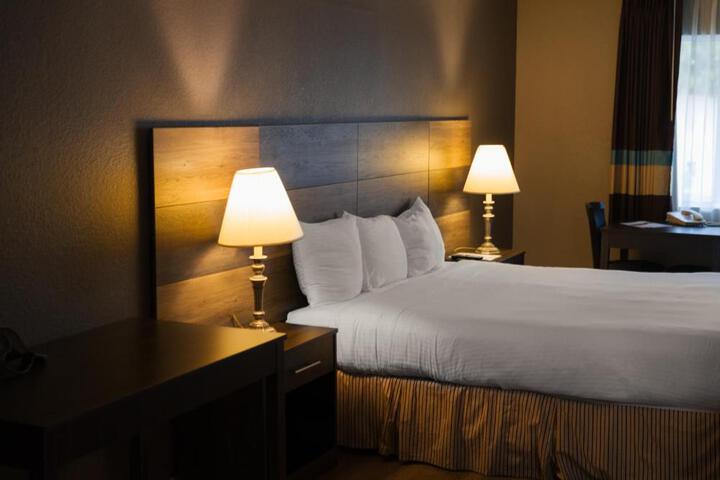 Business King Bed (14 of 14)
