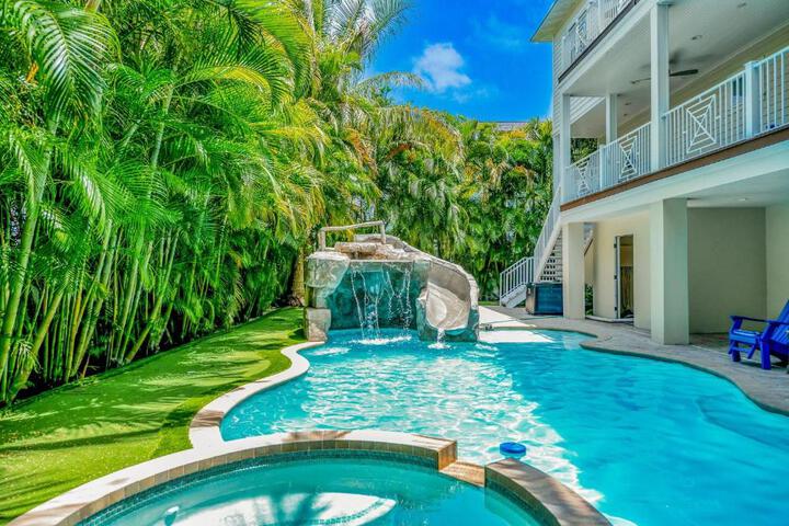 Exterior of yyTropical Hideaway