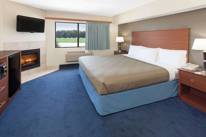 1 King Bed Deluxe Mobility Accessible (13 of 28)