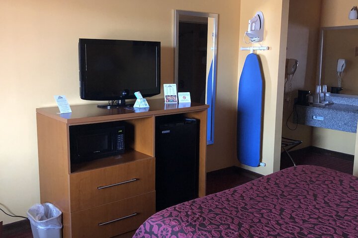 1 Queen Bed (3 of 13)